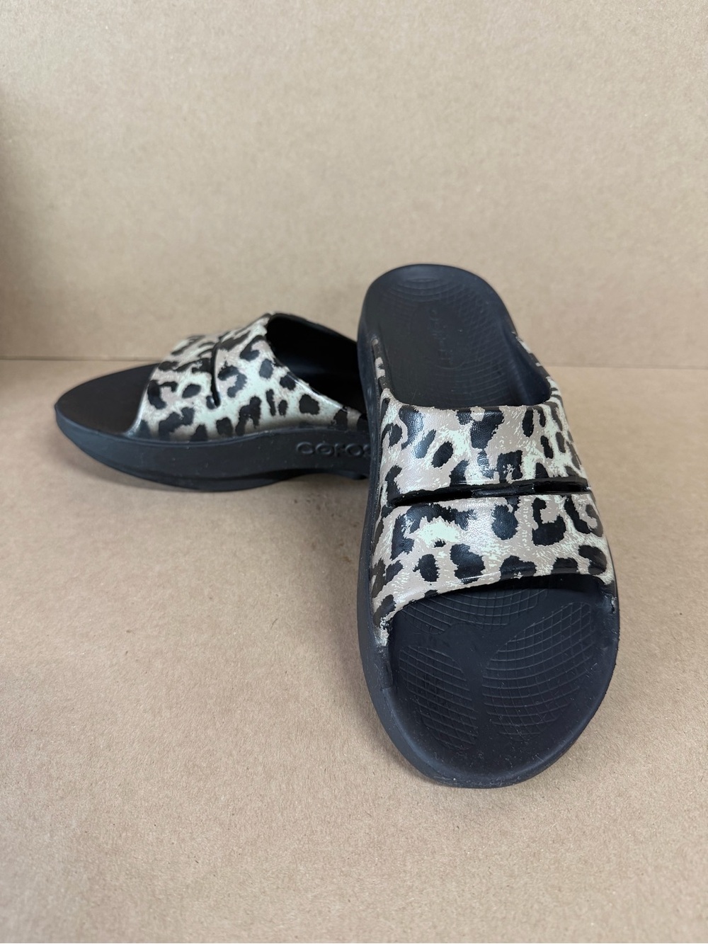 OOFOS Leopard-Print Slide Sandals in Black and Tan sz 8